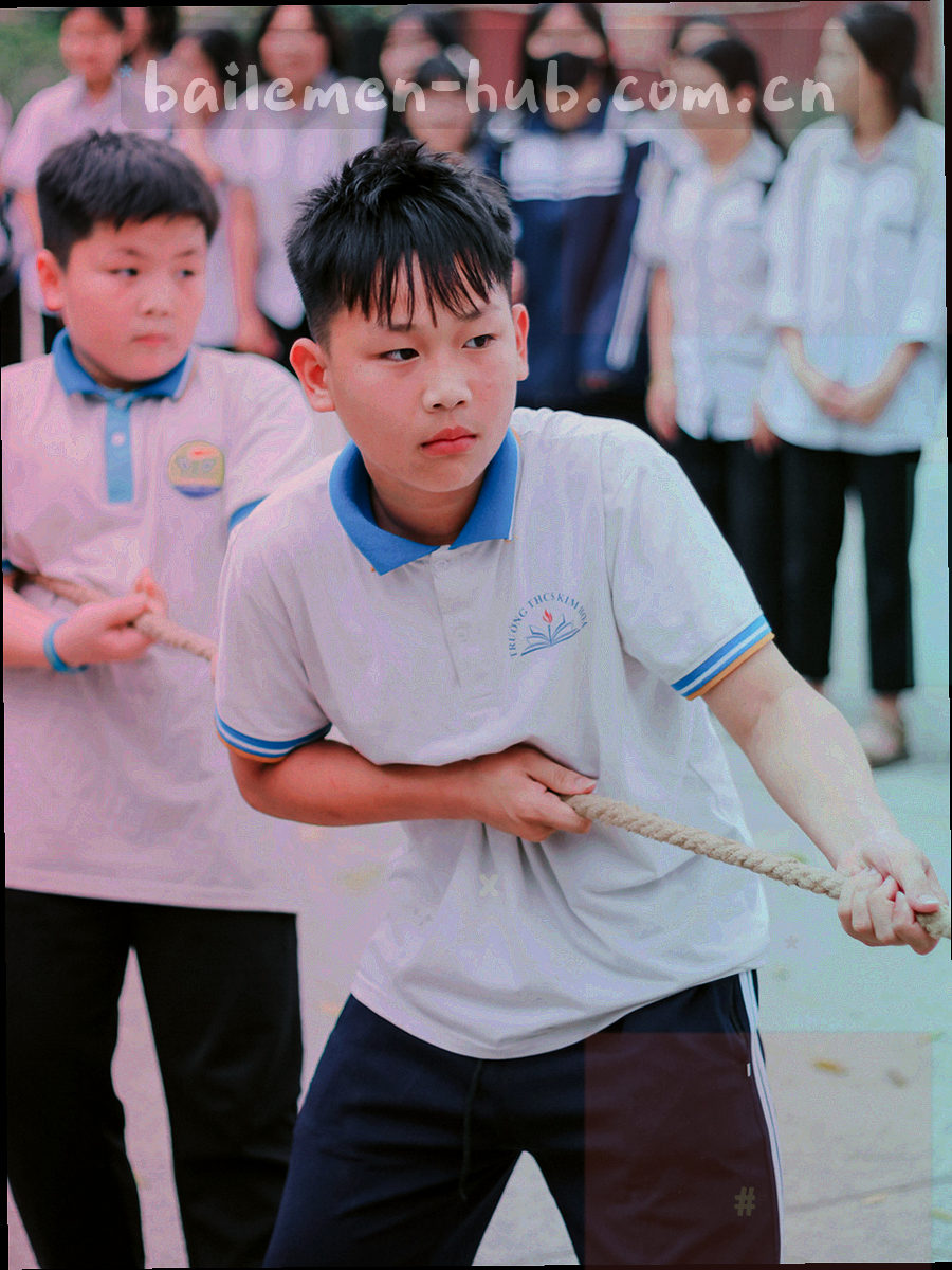竖构图档案墙，一排排带编号的赛季卡片贴上黄铜标签，侧光扫过卡片边缘